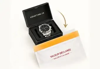 Montre protégée dans la boîte Hometime avant mise sous enveloppe sécurisée